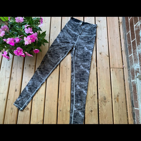 Oakley Essential Mesh Yoga Pant (S) - Picture 2 of 5